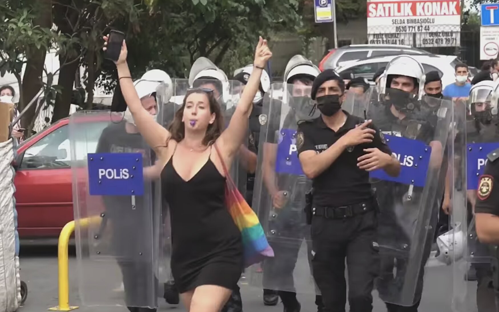 Τούρκοι..ΓΚΕΪ παρελαύνουν στους δρόμους της Κωνσταντινουπόλεως για το «Pride». Τους «μαζεύουν» τα τουρκικά ΜΑΤ…