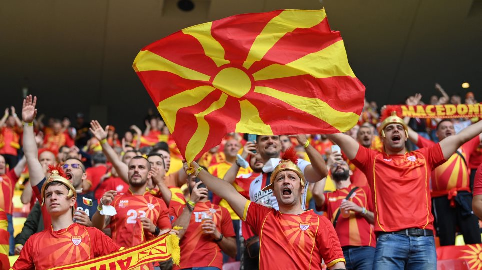 ΘΑΝΑΤΟΣ ΣΕ ΚΑΘΕ ΠΡΟΔΟΤΗ της ΕΛΛΑΔΟΣ – Euro 2020: Σκοπιανοι στις εξέδρες με πανώ «Μακεδονία» και περικεφαλαίες… αλά Μέγας Αλέξανδρος