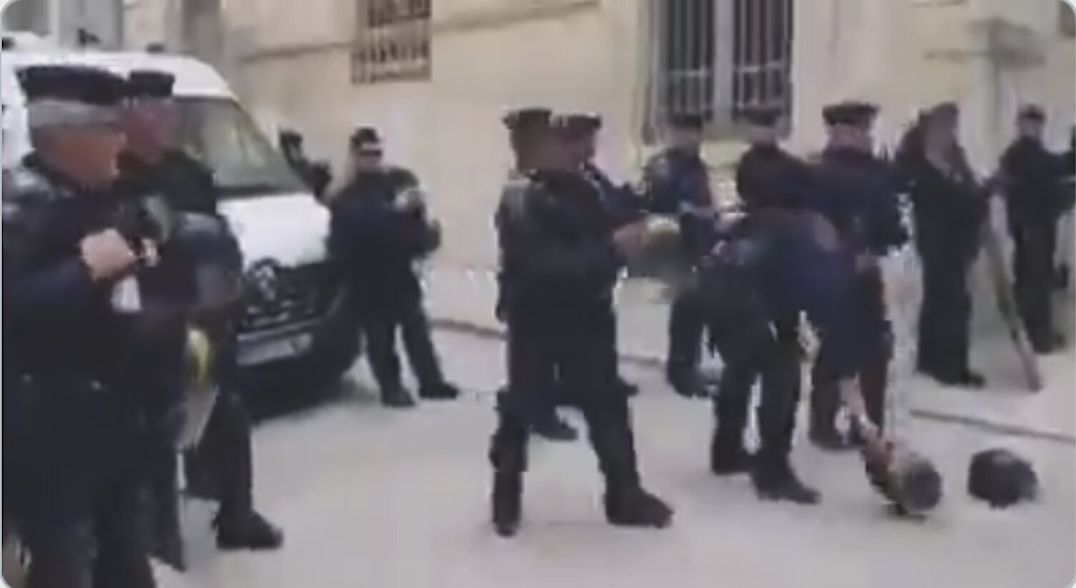 Πρέπει να το δείτε!!! Η Γαλλική Αστυνομία Συμμετέχει στη Διαμαρτυρία κατά των Αναγκαστικών Εμβολίων!!!