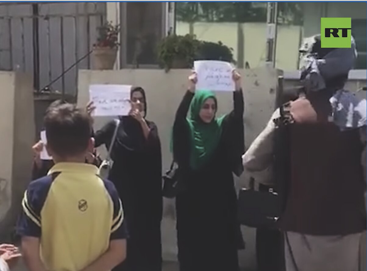 Γυναίκες βγαίνουν στους δρόμους της Καμπούλ για να…διαμαρτυρηθούν κατά της κυριαρχίας των…Ταλιμπάν.