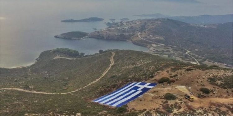 Οινούσσες – Τοποθέτησαν τεράστια ελληνική Σημαία ως απάντηση στην «ενόχληση» του Ακάρ
