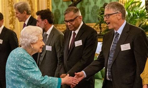 ΜΑΖΕΥΤΗΚΑΝ ΤΑ ΔΑΙΜΟΝΙΑ ΤΑ ΜΕΓΑΛΑ!!! – Η Βασίλισσα καλωσορίζει τον Τζον Κέρι, τον Μπιλ Γκέιτς και άλλους στο Κάστρο του Ουίνδσορ για μια πολύ πλούσια δεξίωση
