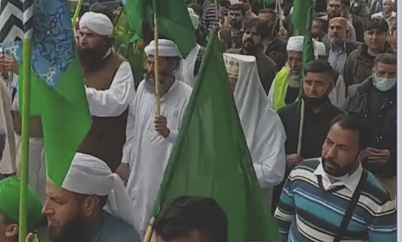 Oι πακιστανοί ύψωσαν σημαίες-σύμβολο των τζιχαντιστών!!! Οι σημαίες με τις ασπρόμαυρες ρίγες, το γαλάζιο και το πράσινο που κρατάνε δεν είναι του Πακιστάν. 