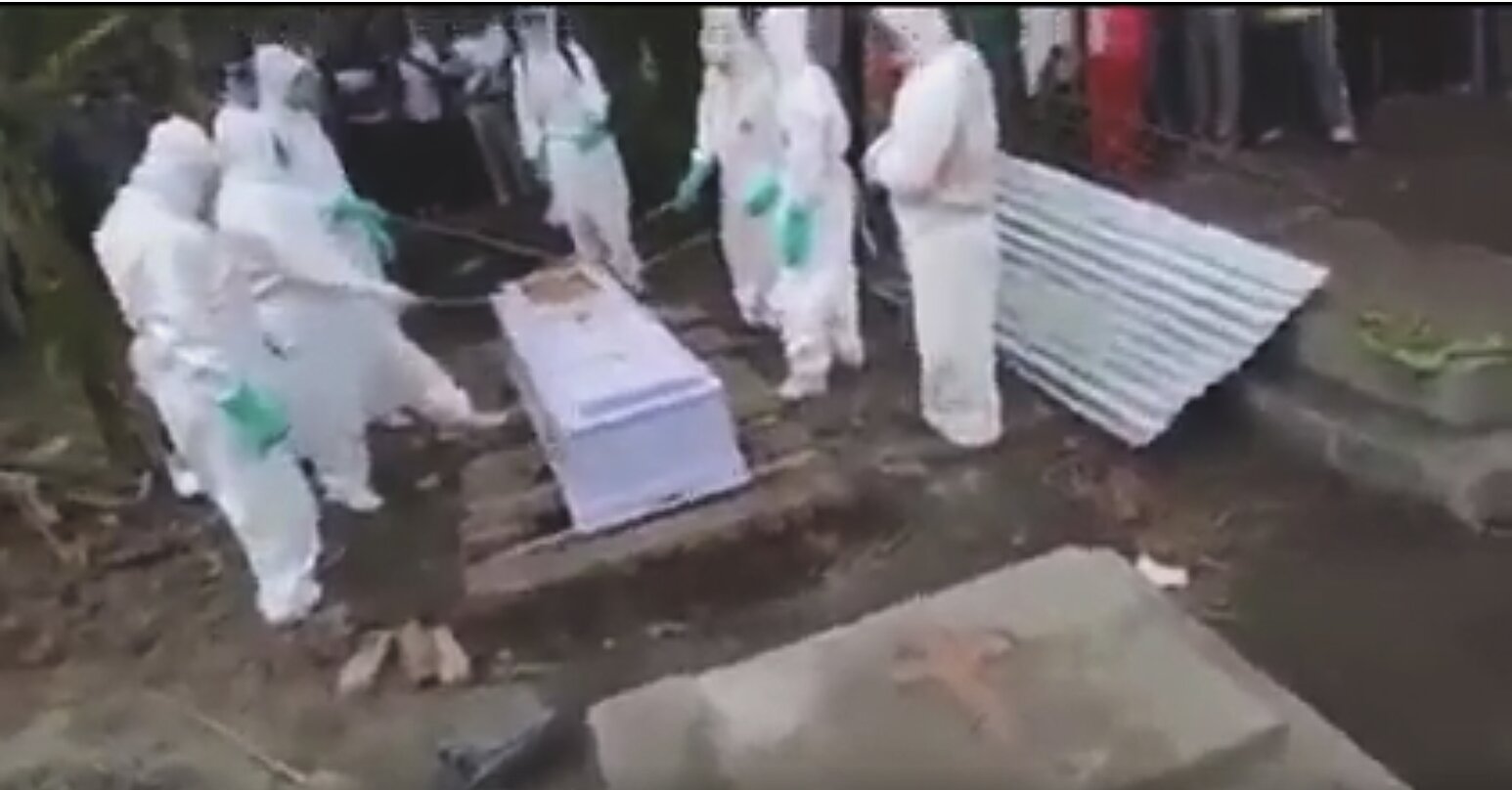Βίντεο-σοκ εκ Ουγκάντας – Δείτε πως στήνουν ΨΕΥΤΙΚΟΥΣ «νεκρούς» από «COVID» με φέρετρα…ΑΔΕΙΑ!!!
