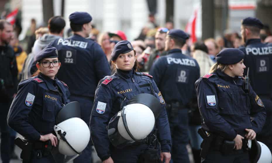 ΞΕΣΗΚΩΘΗΚΑΝ Αστυνομία και Στρατός ενάντια στην κυβέρνηση στην Αυστρία!!! Είναι πλέον με το μέρος του…ΛΑΟΥ εκεί!!!