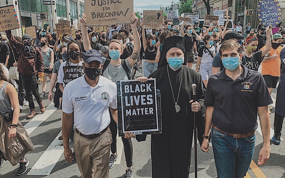 ΑΝΑΘΕΜΑ ΕΣΤΩ!!! – Ο Αρχιεπίσκοπος Αμερικής Ελπιδοφόρος εξηγεί τη συμμετοχή του σε πορείες του Black Lives Matter