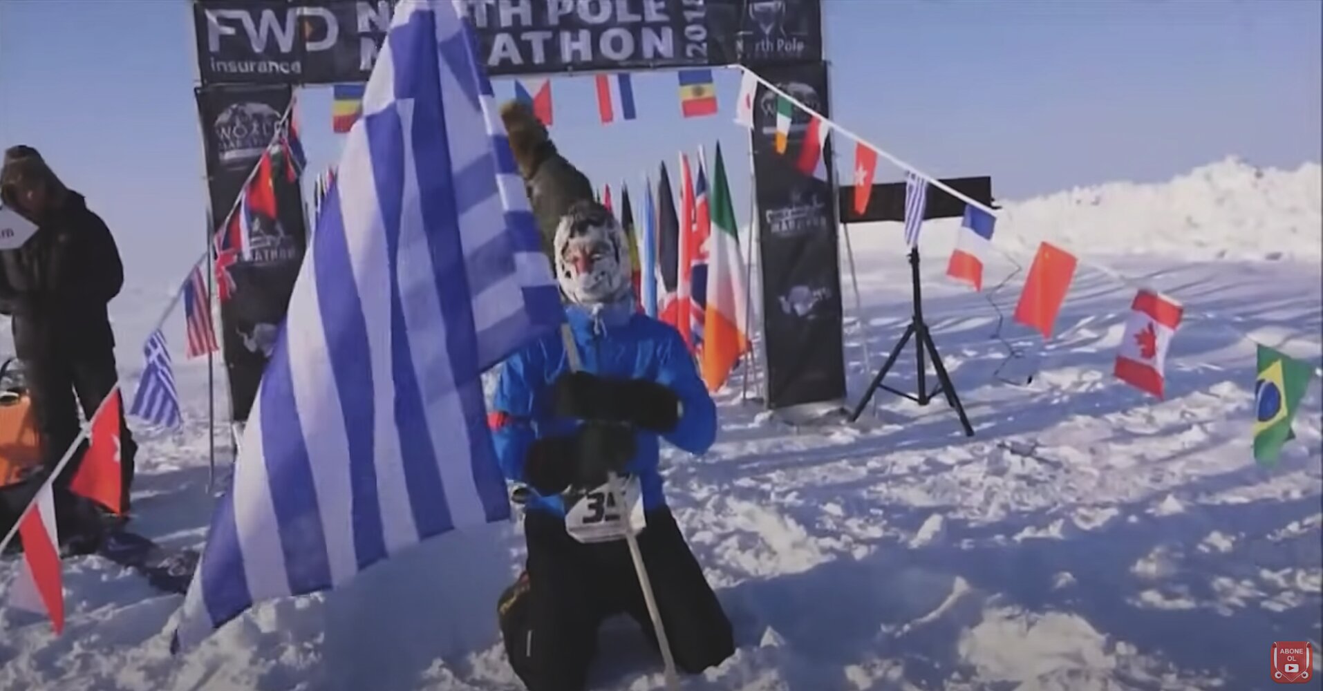Τερμάτισε με την ελληνική σημαία στο χέρι: Έλληνας ο πρώτος νικητής του μαραθωνίου στον Βόρειο Πόλο!!!