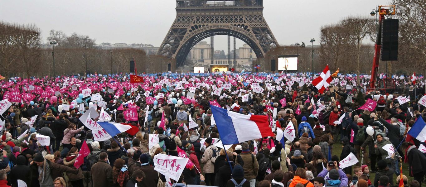 Παρίσι: Χιλιάδες διαδηλωτές πολιορκούν τα γραφεία της Pfizer με συνθήματα κατά Ε.Μακρόν και Ζ.Καστέξ