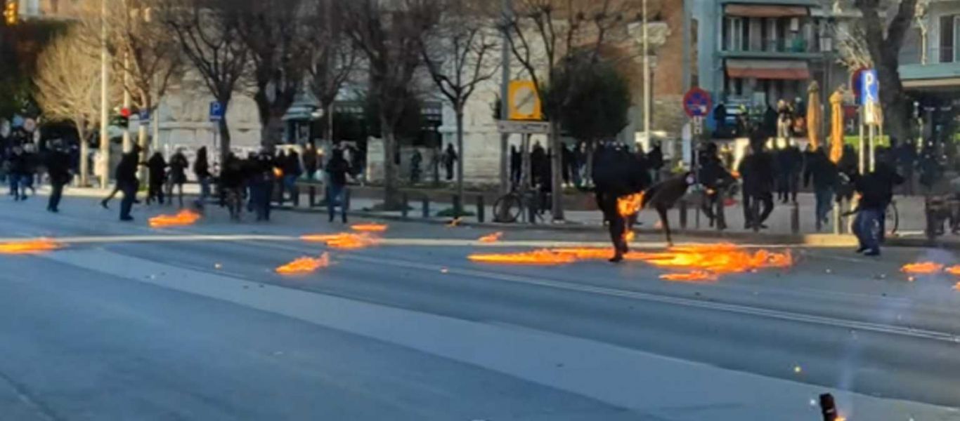Επεισόδια στη Θεσσαλονίκη: Διαδηλωτής «τυλίχθηκε» στις φλόγες (βίντεο-upd)