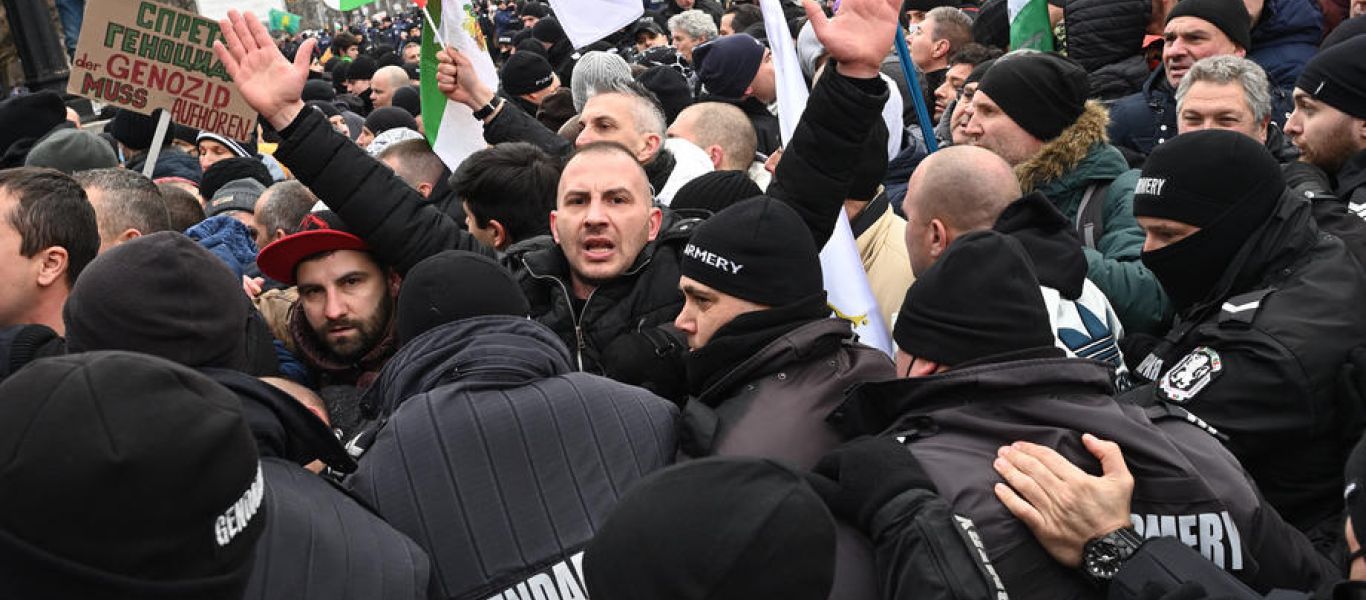 Βουλγαρία: Χιλιάδες διαδηλωτές κατά του Covid pass πολιόρκησαν το κοινοβούλιο και επιχείρησαν να εισβάλλουν σε αυτό