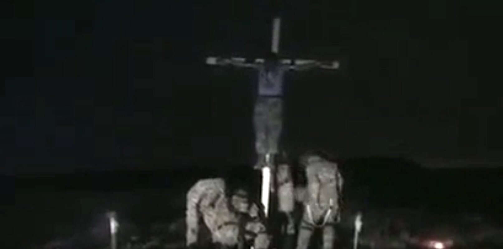 ΔΕΙΤΕ τι ΆΛΛΟ σας κρύβουν τα δυτικά ΜΜΕ για την Ουκρανία: Σταυρώνουν Χριστιανό σε ΖΩΝΤΑΝΗ ΜΕΤΑΔΟΣΗ και τον καίνε…!!!