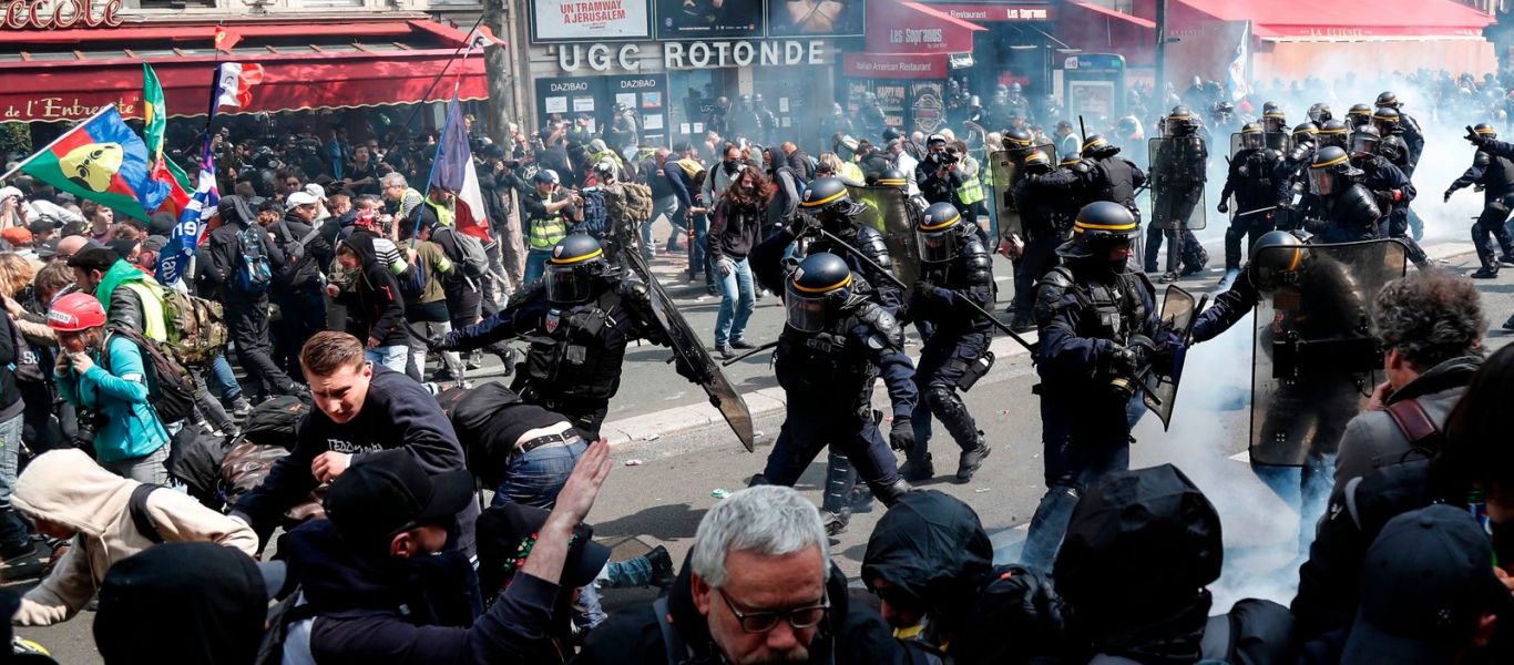 Γαλλία: Το «Κομβόι της Ελευθερίας» μπήκε στο Παρίσι – Με τεθωρακισμένα ρίψεις νερού και δακρυγόνα απαντάει ο Μακρόν