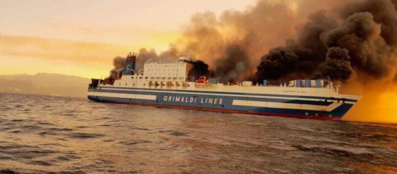 Τραγωδία στο Euroferry Olympia: Βρέθηκε νεκρός άνδρας στο φλεγόμενο πλοίο – Η στιγμή της ανάσυρσης της σορού (φωτό)