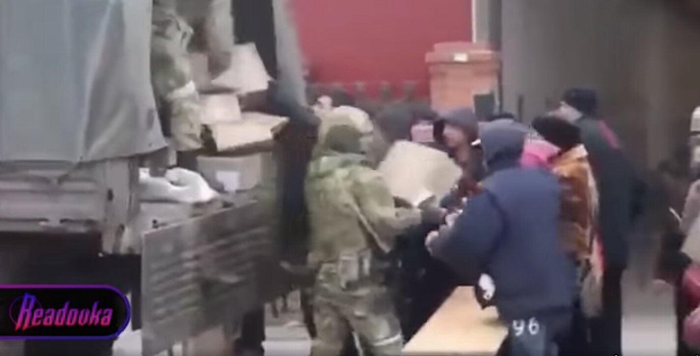 Οι ρωσικές δυνάμεις διαθέτουν ανθρωπιστική βοήθεια στους κατοίκους του Μπερντιάνσκ
