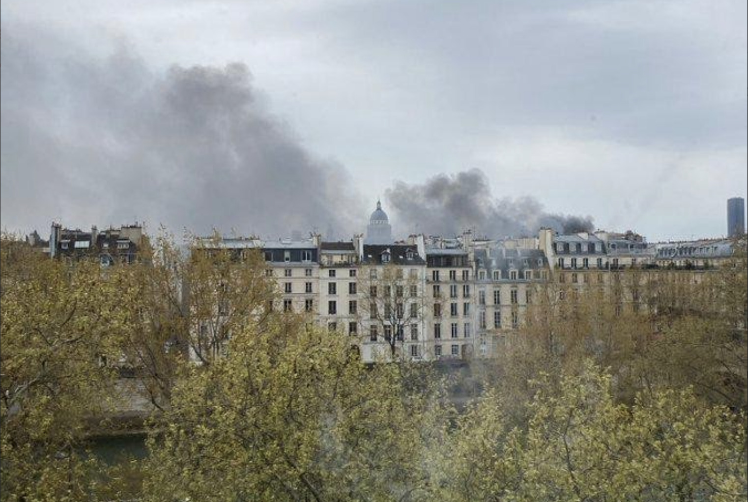 Παρίσι: Ισχυρή έκρηξη κοντά στην Παναγία των Παρισίων – Στις φλόγες ένα λεωφορείο…!!! Συναγερμός σήμανε στο κέντρο του Παρισιού όταν ακούστηκαν εκρήξεις.
