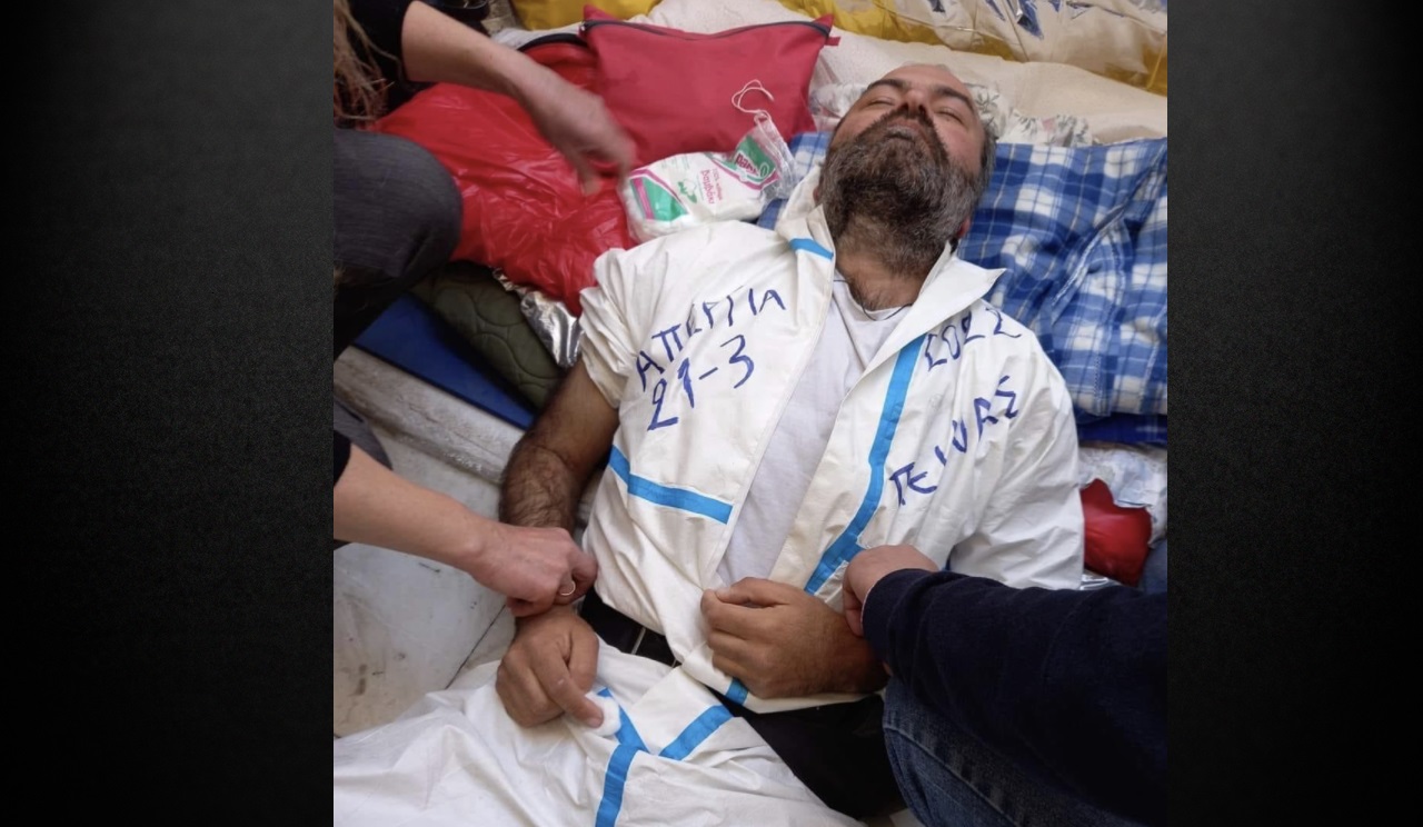 Κατέρρευσε ανεμβολίαστος υγειονομικός μετά από 20 μέρες απεργία πείνας – Η κυβέρνηση τους οδηγεί στο θάνατο