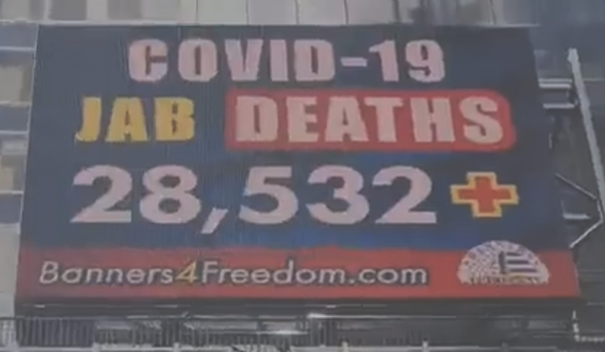 Γιγάντια οθόνη στο κέντρο της Νέας Υόρκης αναγράφει τους θανάτους από τα μπόλια καθώς και τις θρομβώσεις…!!!