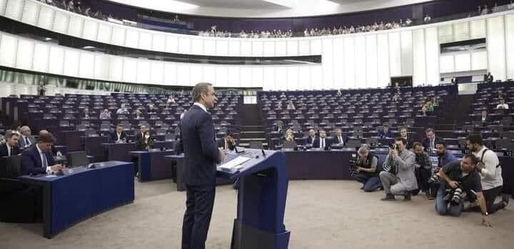 Ρόμπες γίναμε πάλι. Ο Μητσοτάκης μιλάει σε…άδεια αίθουσα στο Ευρωκοινοβούλιο.