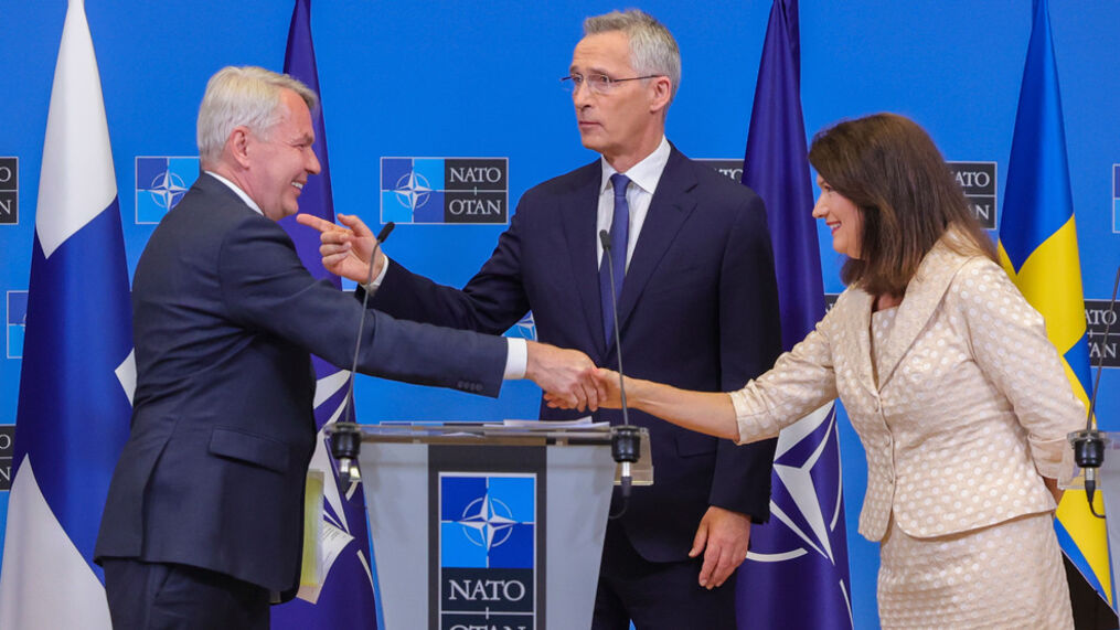 Οι σύμμαχοι του ΝΑΤΟ υπογράφουν πρωτόκολλα προσχώρησης για τη Σουηδία και τη Φινλανδία και το ολοκληρώνουν με μια χειραψία…ΜΑΣΟΝΙΚΗ