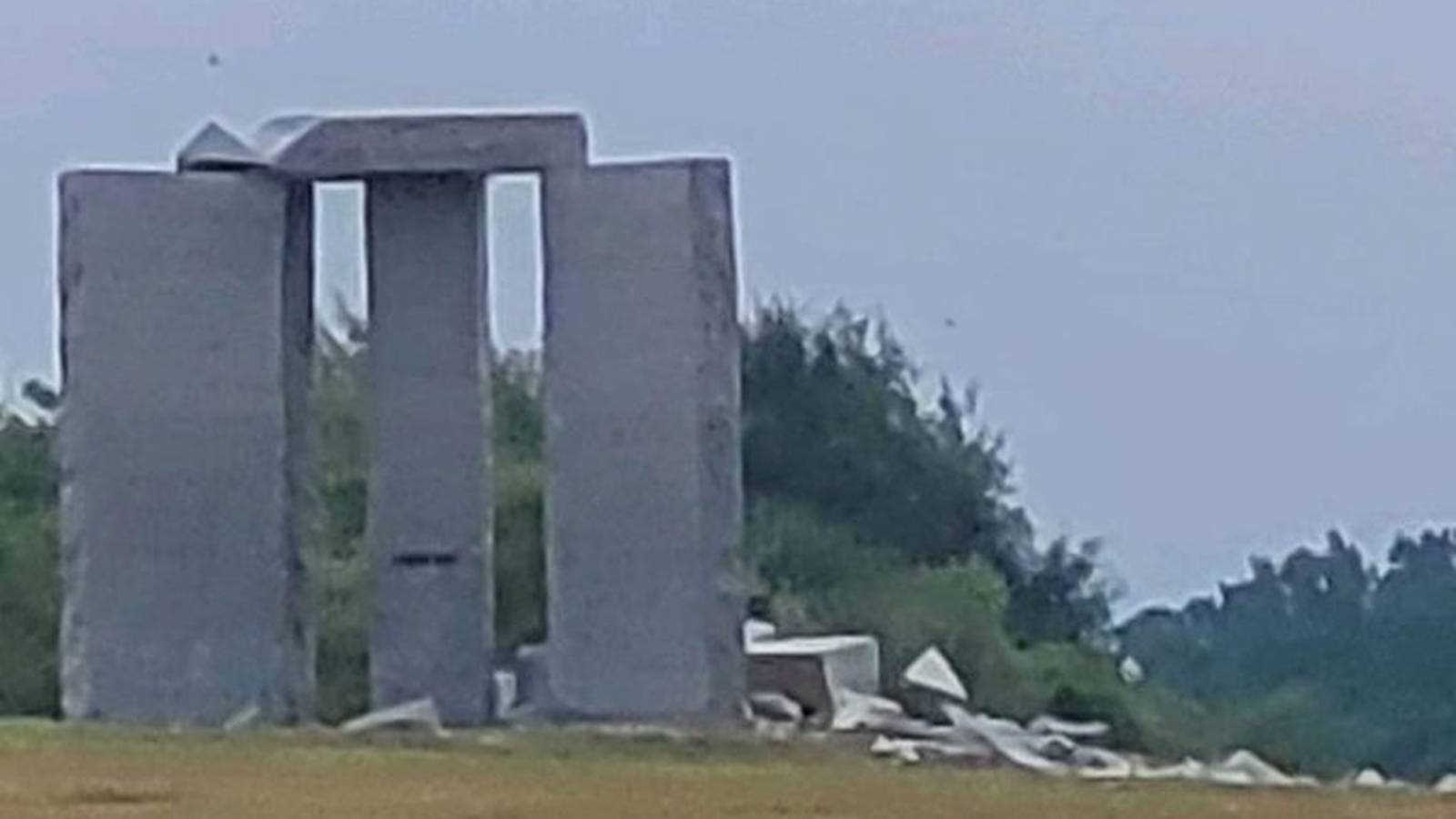 ΜΠΟΥΜ!!! – Έκρηξη σκίζει κυριολεκτικά το μνημείο “ερήμωσης του πληθυσμού” της ελίτ, τους «Κατευθυντήριους Λίθους της Γεωργίας (Τζώρτζιας)» που έχουν ελληνικές επιγραφές πάνω τους!!!