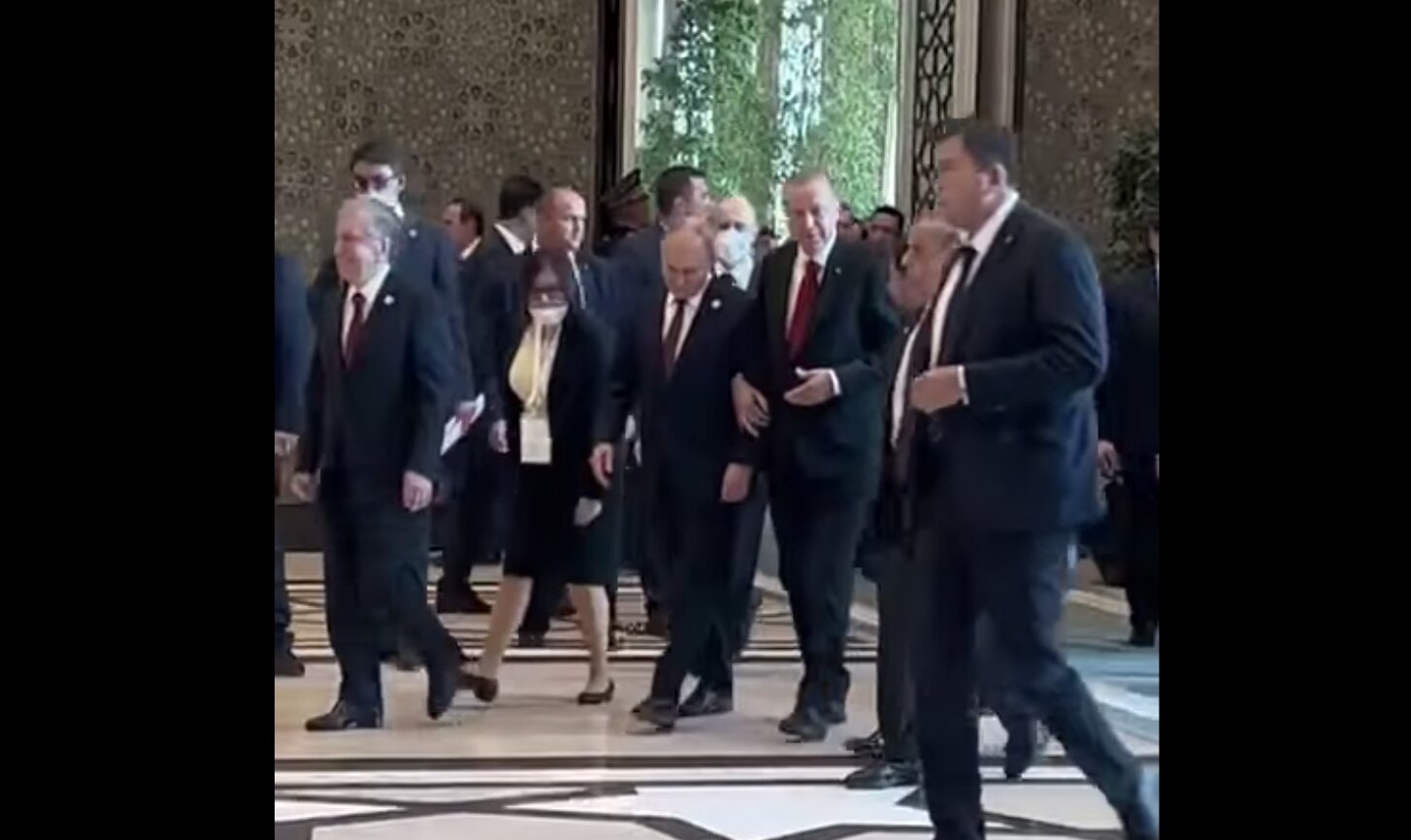 Οι κάμερες απαθανάτισαν πώς οι πρόεδροι της Ρωσίας και της Τουρκίας περπατούν….χέρι-χέρι.